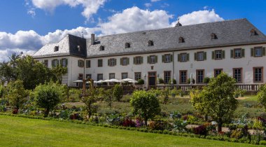 St. Marcellinus 'lu Einhard Bazilikası ve manastır kompleksi ve barok bahçesi olan Peter, Seligenstadt, Hesse, Almanya