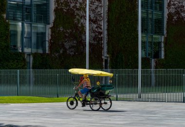 Bisikletli turistler, çitler, Federal Başbakanlık binası, Berlin, Almanya