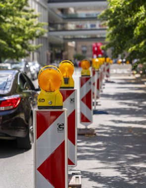 Berlin, Almanya 'daki bir yol şantiyesinde uyarı fenerleri