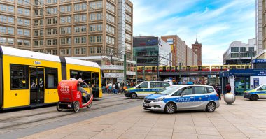 Berlin-Mitte, Berlin, Almanya 'da Alexanderplatz' da tramvay ve yaya trafiği