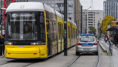 Berlin-Mitte, Berlin, Almanya 'da Alexanderplatz' da tramvay ve yaya trafiği