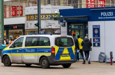 Berlin-Mitte, Berlin, Almanya 'da Alexanderplatz' da tramvay ve yaya trafiği