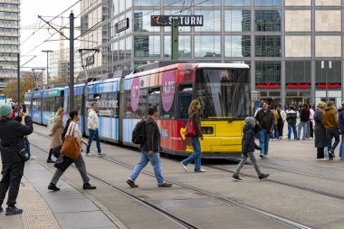 Berlin-Mitte, Berlin, Almanya 'da Alexanderplatz' da tramvay ve yaya trafiği