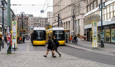 Berlin-Mitte, Berlin, Almanya 'da Alexanderplatz' da tramvay ve yaya trafiği