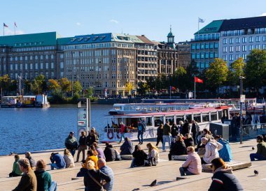 Jungfernstieg 'deki Alster, Hamburg, Almanya