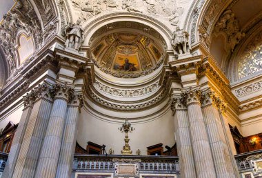 Sunak ve merdiven ile iç çekimler, Berlin Katedrali Lustgarten, Berlin, Almanya
