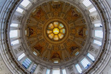 Sunak ve merdiven ile iç çekimler, Berlin Katedrali Lustgarten, Berlin, Almanya