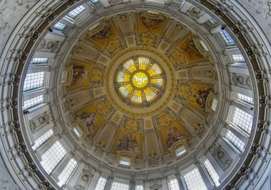 Sunak ve merdiven ile iç çekimler, Berlin Katedrali Lustgarten, Berlin, Almanya