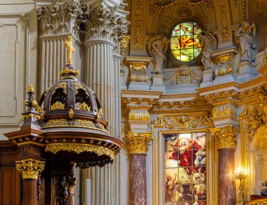 Sunak ve merdiven ile iç çekimler, Berlin Katedrali Lustgarten, Berlin, Almanya