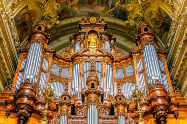 Sunak ve merdiven ile iç çekimler, Berlin Katedrali Lustgarten, Berlin, Almanya