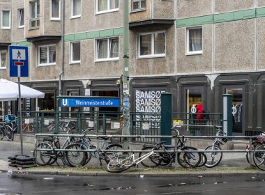Weinmeisterstrae metro istasyonunda bisiklet ve bisiklet hurdaları, Berlin, Almanya