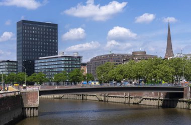 Oberbaum Köprüsü 'nden Zollkanal' a ve Wandrahmsfleet 'e, Hamburg, Almanya