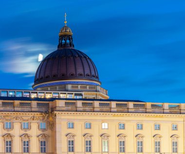 Berlin-Mitte, Berlin, Almanya 'da Humboldt Forumu' nda gece çekimi