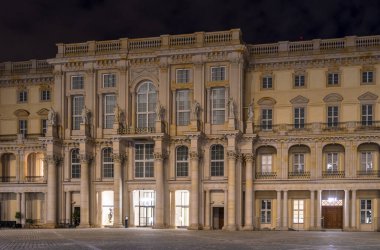 Berlin-Mitte, Berlin, Almanya 'da Humboldt Forumu' nda gece çekimi