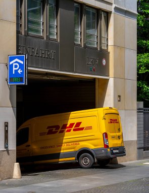 Berlin, Almanya 'da bir otoparktan ayrılan posta aracı.
