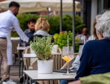 Hamburg, Almanya 'da açık hava restoranı.