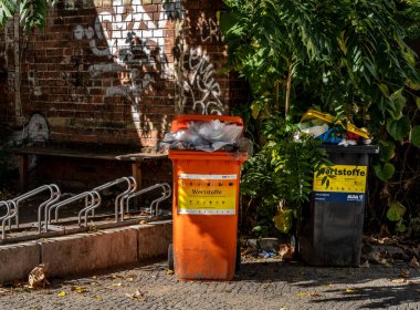 Frankfurt am Main, Hesse, Almanya 'da yol kenarındaki çöp bidonları ve çöp bidonları taşmaktadır.