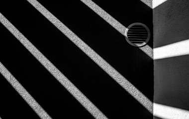 Frankfurt am Main, Hesse, Almanya 'da bir park yerinde ışık ve gölge.