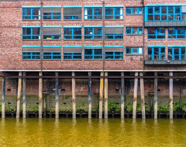 Elbe, Almanya 'nın Hamburg şehrinde, Speicherstadt' ta gelgitte.
