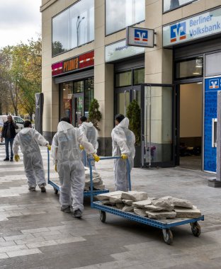 Koruyucu giysiler giyen zanaatkar, Berlin, Almanya