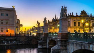 Berlin Mitte, Humboldt Forum ve Schlobrckel 'in gece çekimleri. Berlin, Almanya