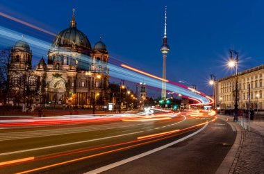 Berlin Mitte, Humboldt Forum ve Schlobrckel 'in gece çekimleri. Berlin, Almanya
