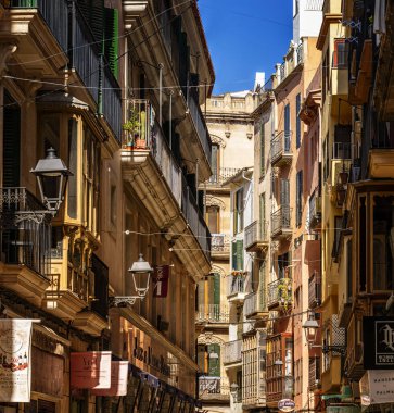 İspanya 'nın Balearic Adaları' ndaki eski Palma de Mallorca kasabasında Akdeniz ve tarihi mimari