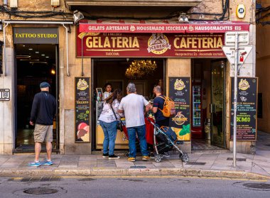 İspanya 'nın Balearic Adaları' ndaki eski Palma de Mallorca kasabasında perakende, restoran ve küçük dükkanlar