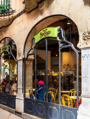 İspanya 'nın Balearic Adaları' ndaki eski Palma de Mallorca kasabasında perakende, restoran ve küçük dükkanlar