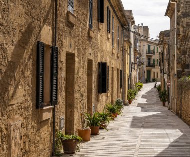 Mallorca, İspanya 'nın tarihi Alcudia kasabasında küçük sokaklar