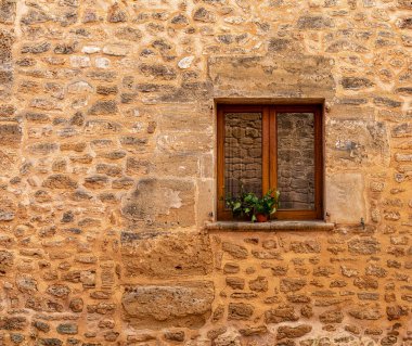 Ayrıntılı fotoğraf, Mallorca, İspanya 'nın eski Alcudia kasabasındaki tarihi evlerin ön cepheleri