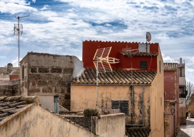 Akdeniz şehir duvarından manzara: evler, çatılar ve avlu, Alcudia, Mallorca, İspanya