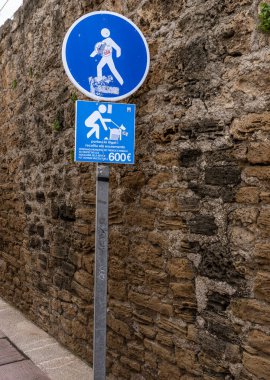 Köpek dışkısı temizleme, Alcudia, Mallorca, İspanya şehir duvarında tabela
