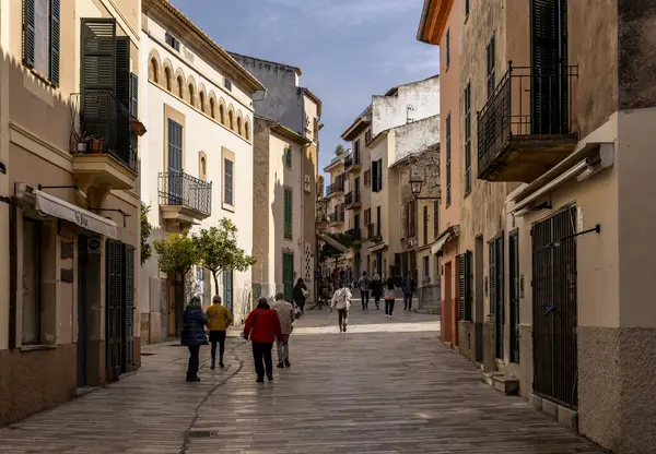 Mallorca, İspanya 'nın tarihi Alcudia kasabasında küçük sokaklar