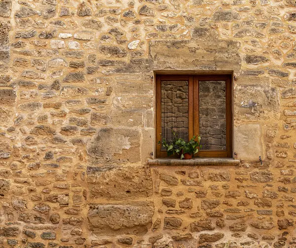 Ayrıntılı fotoğraf, Mallorca, İspanya 'nın eski Alcudia kasabasındaki tarihi evlerin ön cepheleri