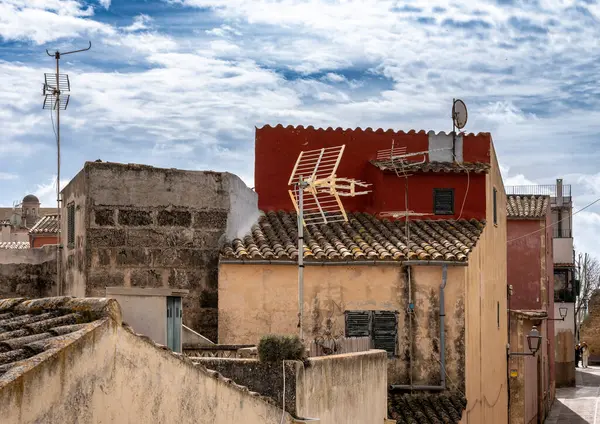 Akdeniz şehir duvarından manzara: evler, çatılar ve avlu, Alcudia, Mallorca, İspanya