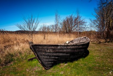 Neuensien Gölü 'ndeki manzara ve tekneler Rgen, Mecklenburg-Batı Pomerania, Almanya