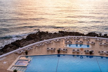 Yüzme havuzu ve güneş pansiyonları, Cala Rajada, Mallorca, İspanya