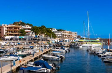 Cala Ratjada, Mallorca, İspanya 'nın küçük limanında tekneler ve motorlu yatlar