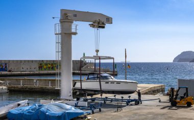 Cala Ratjada, Mallorca, İspanya 'nın küçük limanında tekneler ve motorlu yatlar