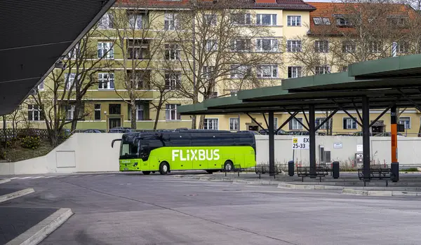 Flixbus Berlin, Almanya 'daki Merkez Otobüs İstasyonunda.