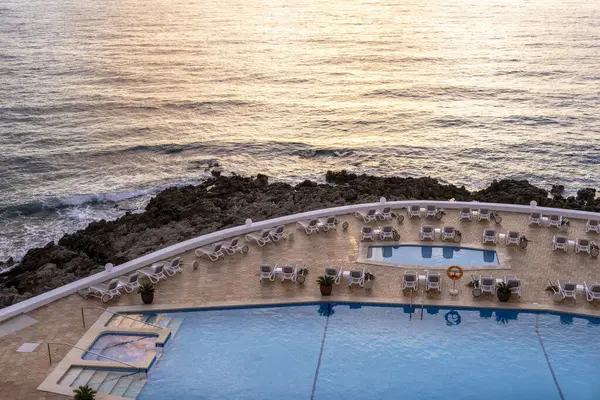 Yüzme havuzu ve güneş pansiyonları, Cala Rajada, Mallorca, İspanya