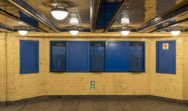 Babil palmiye ağaçları, duvar kiremitleri, Klosterstrae metro istasyonu, Berlin, Almanya