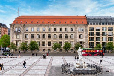 Yeniden yapılanmadan sonra, Berlin-Mitte, Almanya 'da monoton, yeni tasarlanmış Jandarma Markı