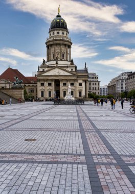 Yeniden yapılanmadan sonra, Berlin-Mitte, Almanya 'da monoton, yeni tasarlanmış Jandarma Markı