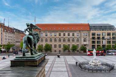 Yeniden yapılanmadan sonra, Berlin-Mitte, Almanya 'da monoton, yeni tasarlanmış Jandarma Markı