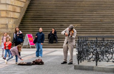 Yeniden yapılanmadan sonra, Berlin-Mitte, Almanya 'da monoton, yeni tasarlanmış Jandarma Markı