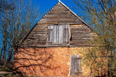 Regen, Mecklenburg-Batı Pomerania, Almanya 'da gelişmemiş topraklarda terk edilmiş ve harap olmuş çiftlik evleri