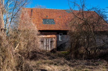 Regen, Mecklenburg-Batı Pomerania, Almanya 'da gelişmemiş topraklarda terk edilmiş ve harap olmuş çiftlik evleri