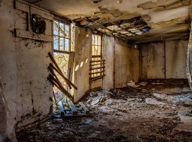 Regen, Mecklenburg-Batı Pomerania, Almanya 'da gelişmemiş topraklarda terk edilmiş ve harap olmuş çiftlik evleri